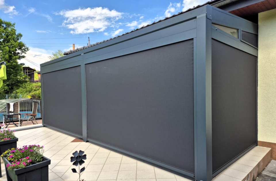SCREENROLL ZIP SYSTÉMY - Bioklimatická pergola LINE s prosvětlovacím pásem