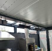 Bioklimatická pergola LINE s prosvětlovacím pásem