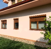 Venkovní předokenní hliníkové rolety - přiznaná montáž 