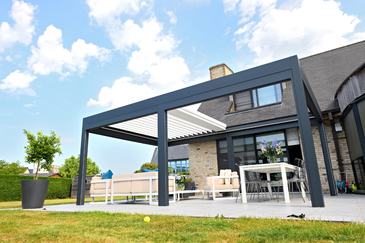 Bioklimatická pergola s lamelovou střechou na terase rodinného domu