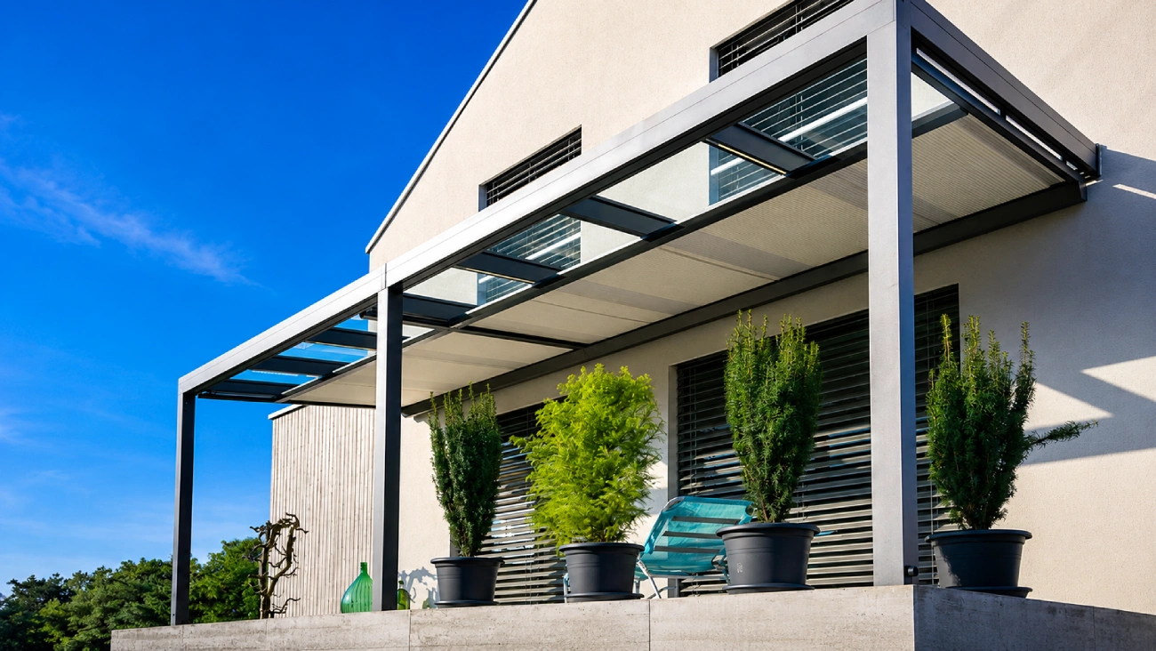 Moderní pergola ROLROLS u rodinného domu
