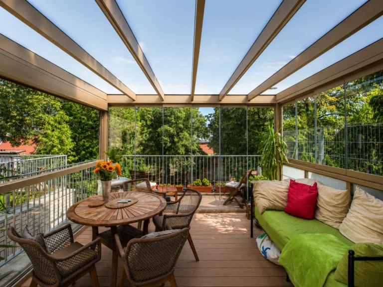 Bioklimatická pergola GLASSR s prosklenou střechou a posuvným zasklením terasy