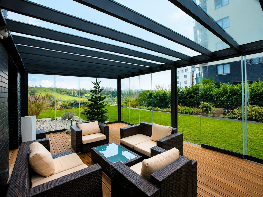 Bioklimatická pergola GLASSR s prosklenou střechou