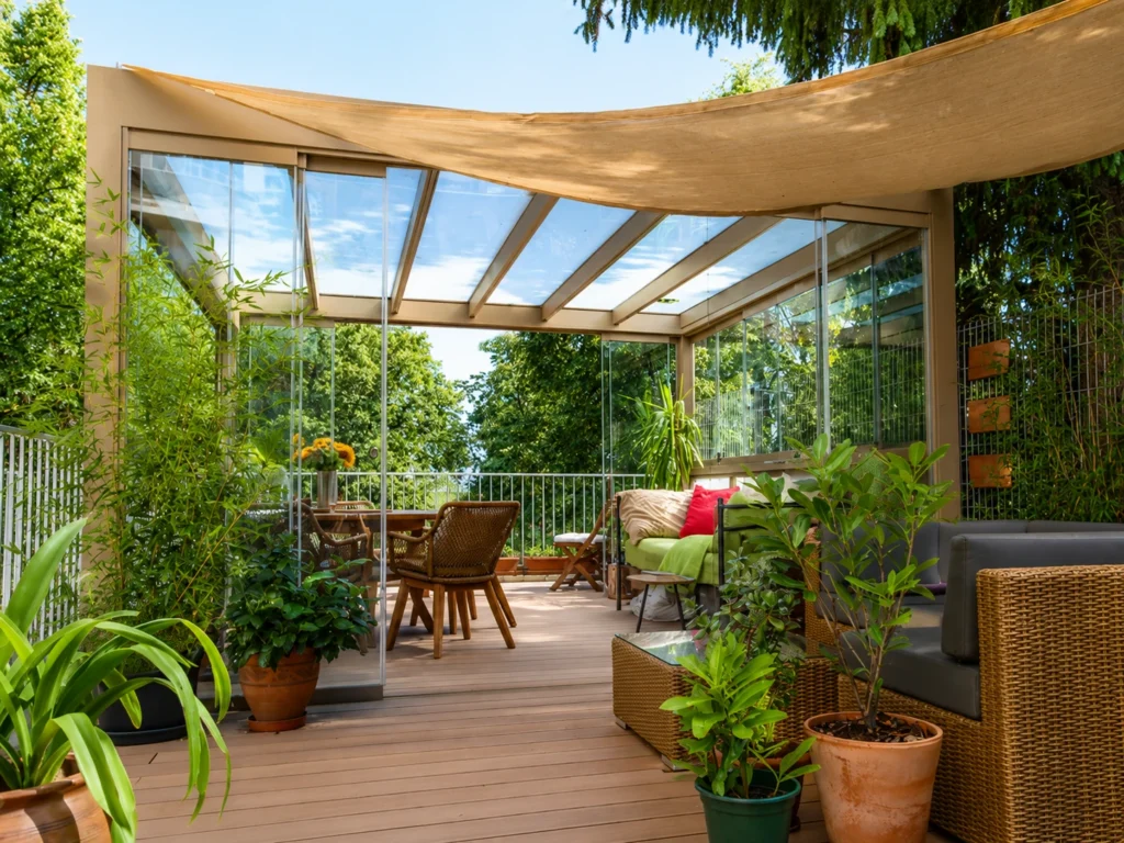 Bioklimatická pergola GLASSR s látkovým střešním stíněním