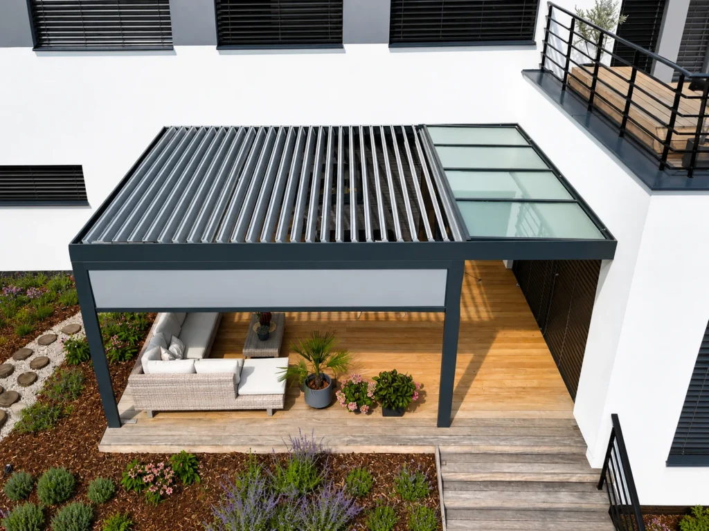 Bioklimatická pergola LINE s prosvětlovacím skleněným pásem na terase rodinného domu