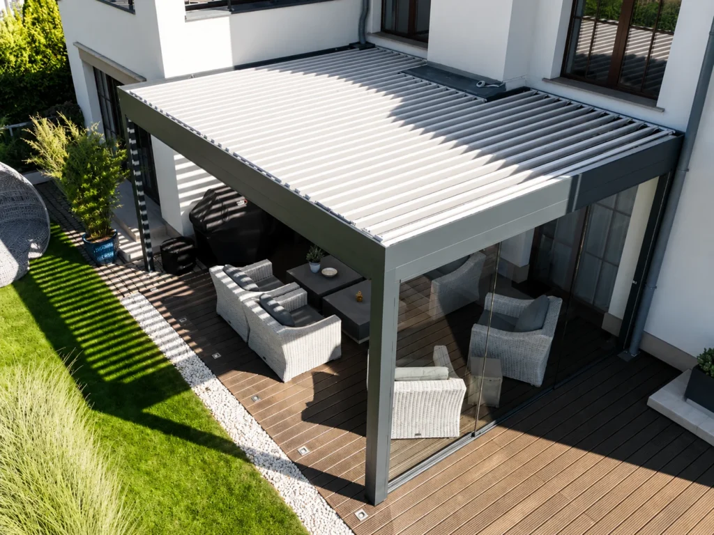 Bioklimatická pergola NEW se skleněnými posuvnými stěnami u rodinného domu