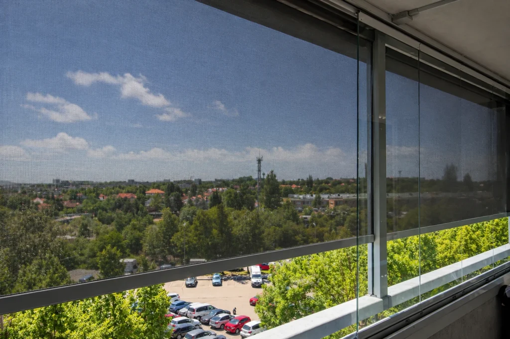 Screenová clona chránící balkon před větrem a nepříznivým počasím