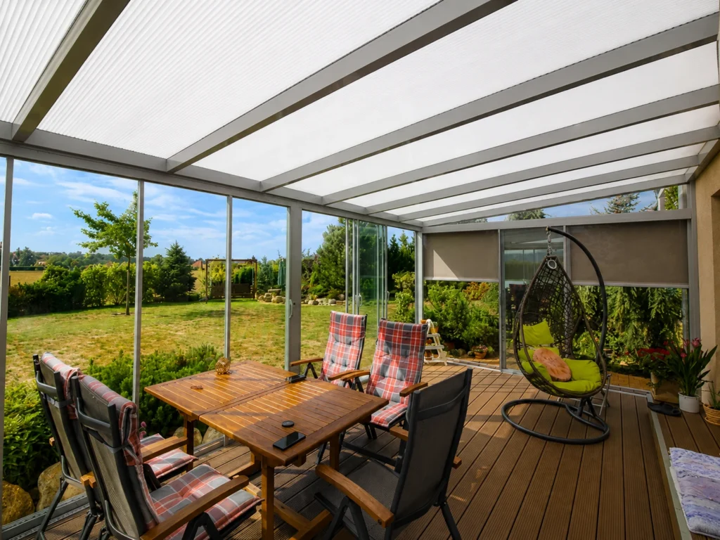 Pergola Bergman s prosklenou střechou a posezením