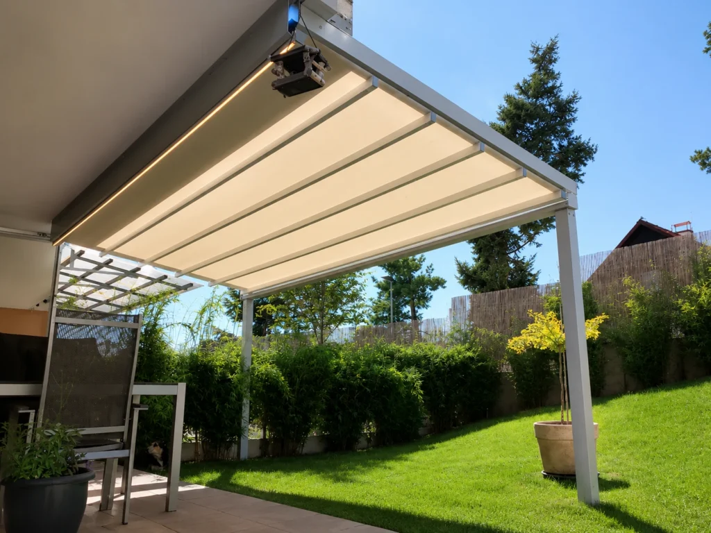 Pergola MIO se stahovací střechou nad terasou