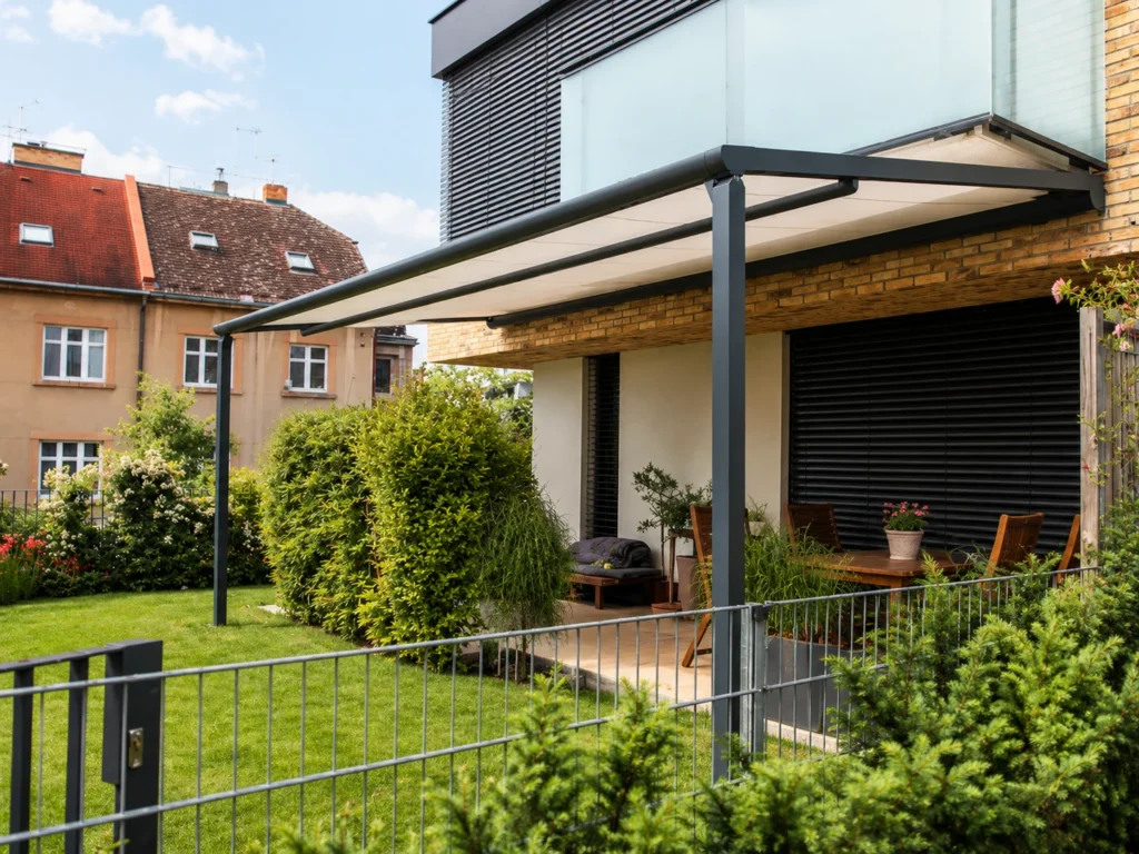 Hliníková pergola ZIP s výsuvnou textilní střechou na terase rodinného domu