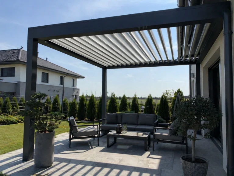Moderní bioklimatická pergola z hliníku na terase rodinného domu, s venkovním posezením a zelení v květináčích