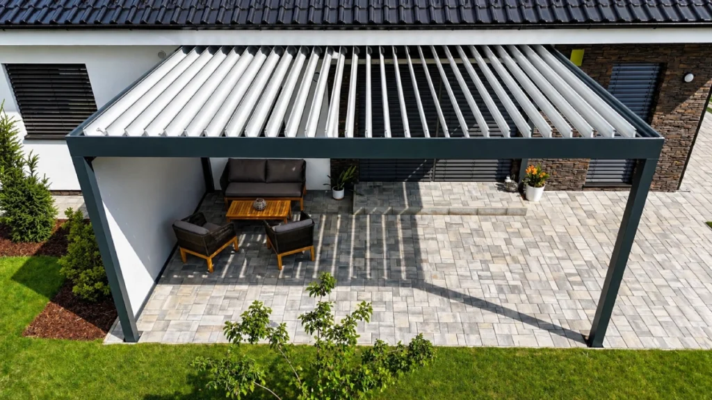 Moderní hliníková bioklimatická pergola na terase rodinného domu