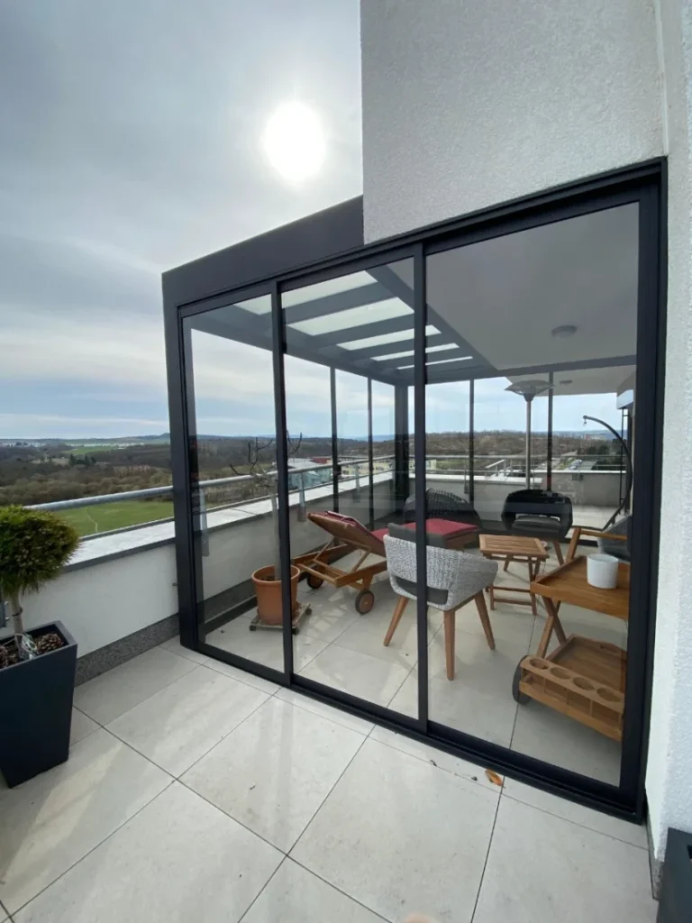 Bezrámové zasklení terasy s panoramatickým výhledem
