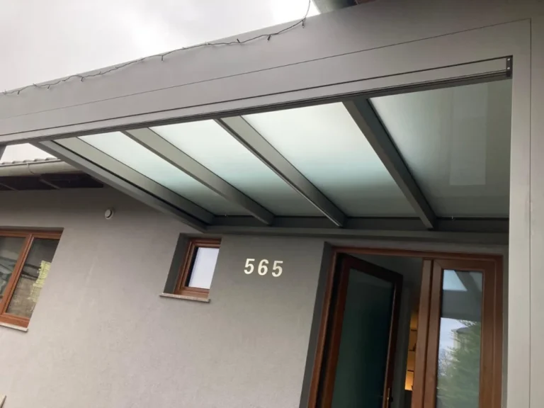 Skleněná stříška nad vstupem do rodinného domu