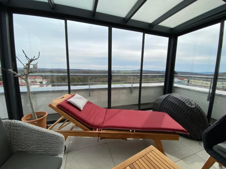 Zasklená terasa s panoramatickým výhledem do krajiny