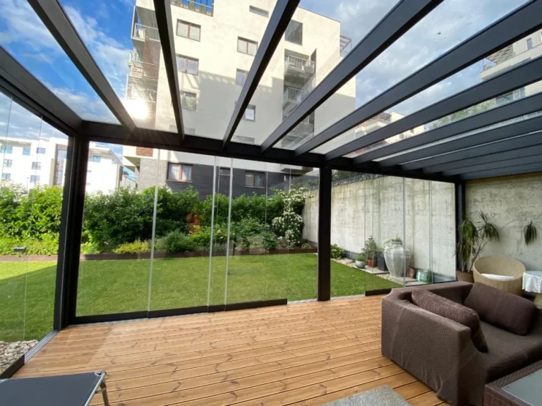 Prosklená pergola s posuvnými skleněnými stěnami