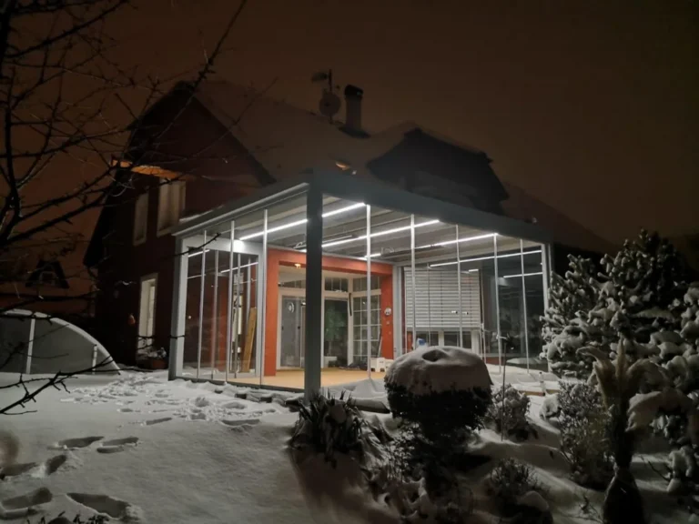 Prosklená terasa u rodinného domu v zimě