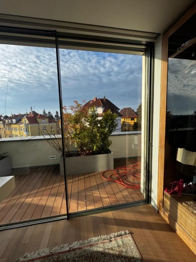 Posuvné zasklení balkonu s panoramatickým výhledem