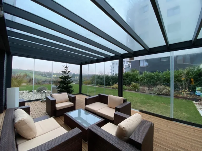 Prosklená pergola s venkovním posezením
