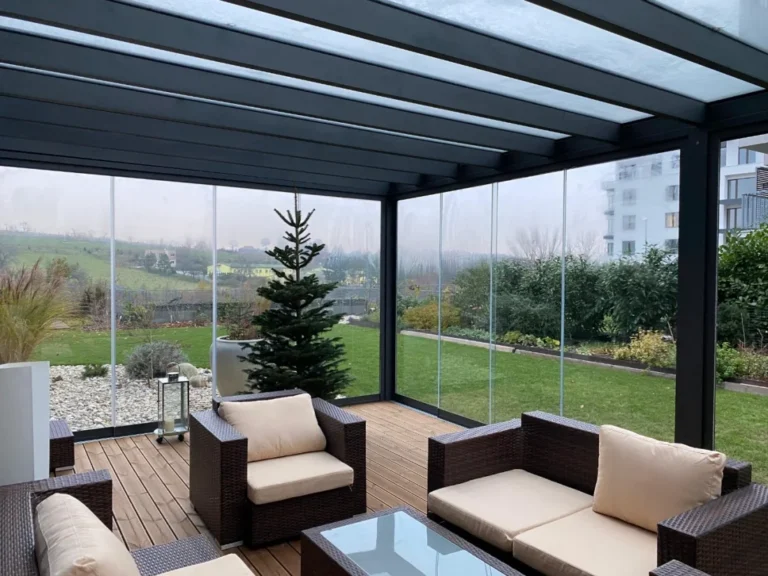 Prosklená pergola s posezením a výhledem do zahrady