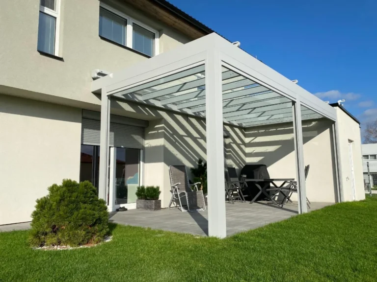 Bílá bioklimatická pergola s lamelovou střechou