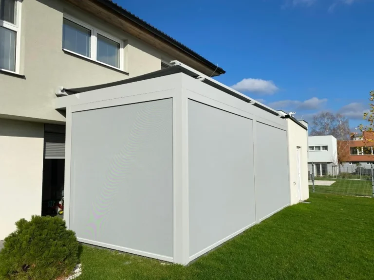 Bílá pergola s bočními screenovými roletami