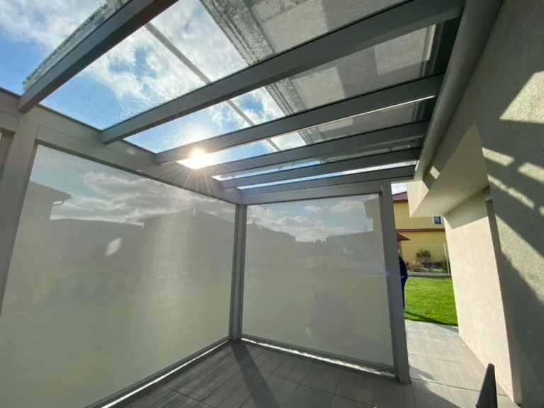 Detail screenového stínění pod prosklenou střechou pergoly