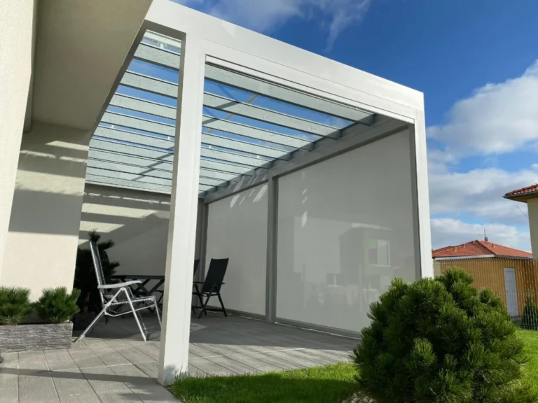 Pergola s bočním screenovým stíněním