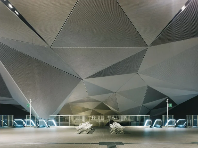 Designové lamely na fasádě moderní budovy