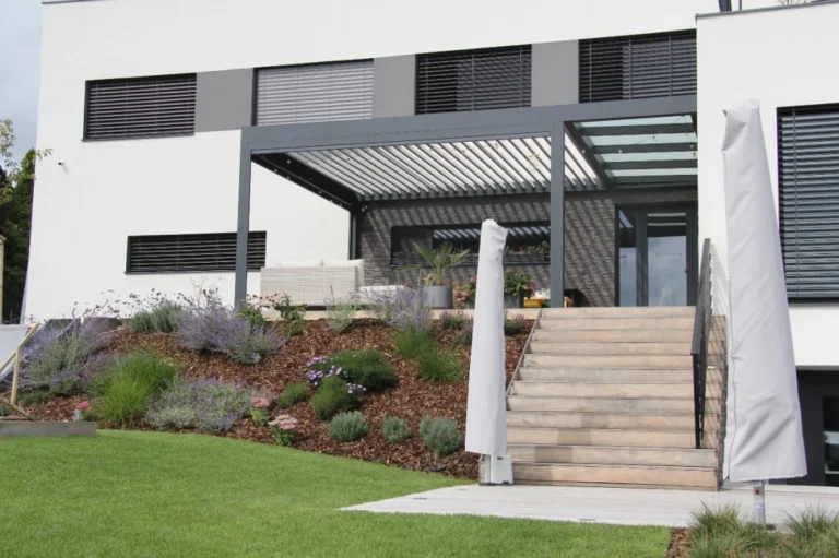 Bioklimatická pergola u moderního rodinného domu