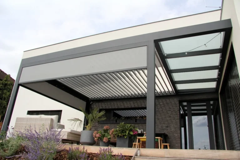 Moderní pergola s lamelovou střechou u rodinného domu