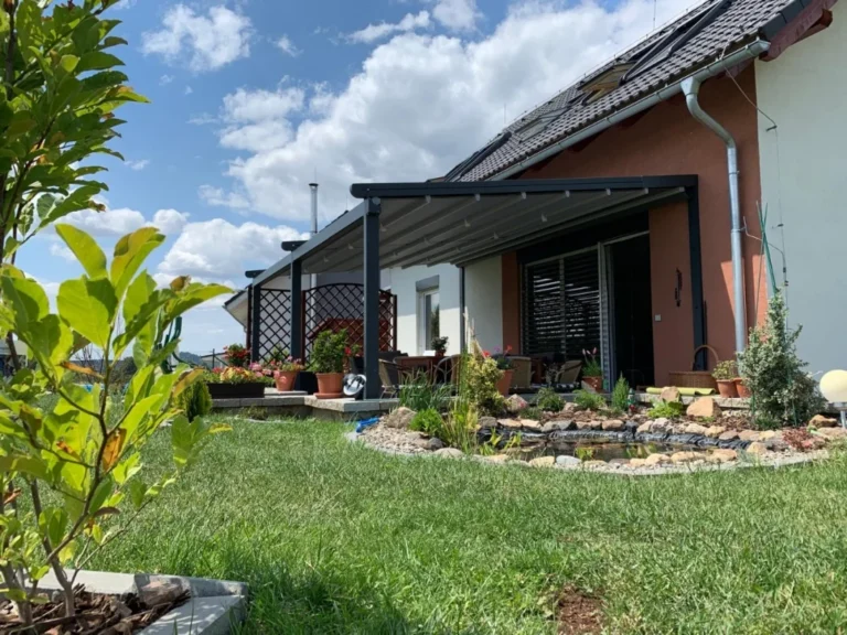 Hliníková pergola s pevnou střechou u rodinného domu