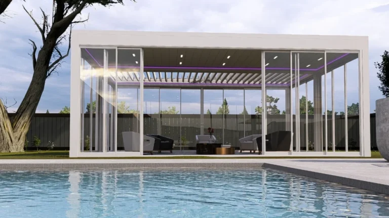 Moderní prosklená pergola u bazénu s venkovním posezením