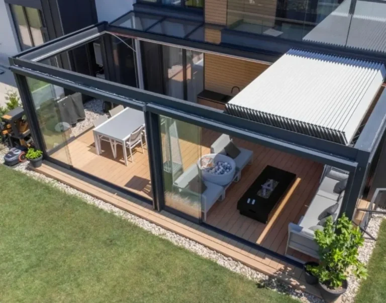 Bioklimatická pergola s lamelovou střechou u rodinného domu
