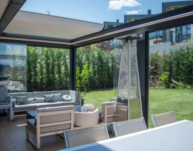 Bioklimatická pergola s otevřenými střešními lamelami na terase