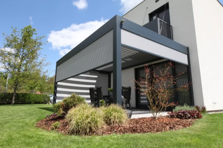 Moderní bioklimatická pergola u rodinného domu