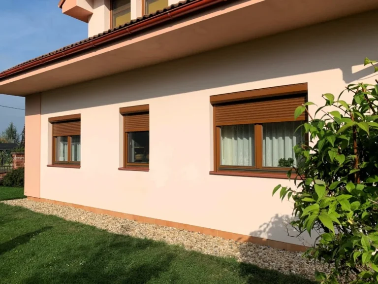 Světlé předokenní rolety na terasových dveřích