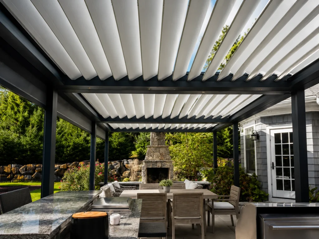 Bioklimatická pergola STAR pro zastřešení velké terasy s vícemodulovou konstrukcí
