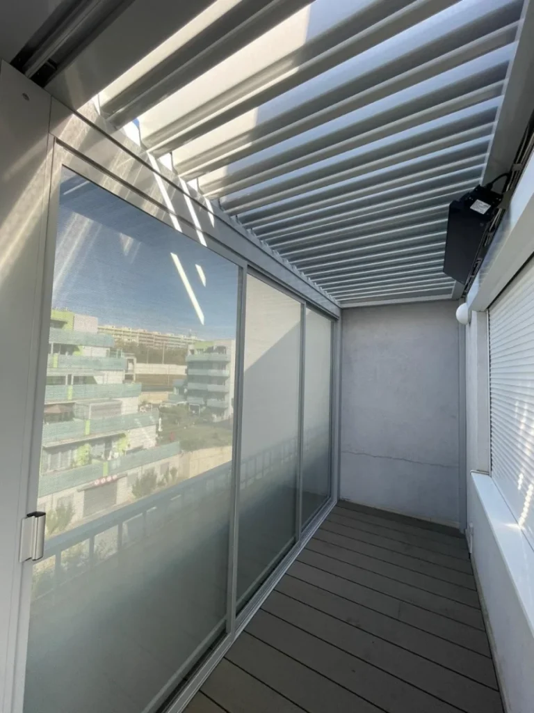 Detail ZIP screenové rolety pod lamelovou pergolou