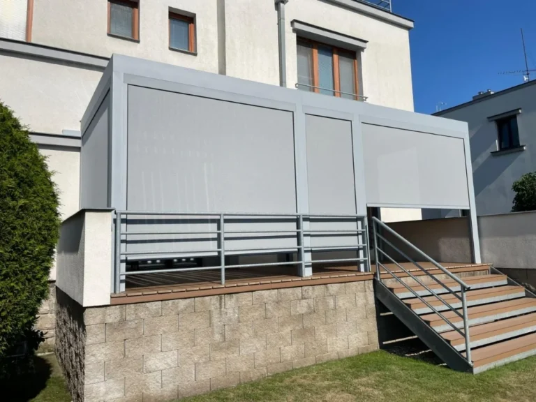Pergola s bočními ZIP screenovými roletami na terase