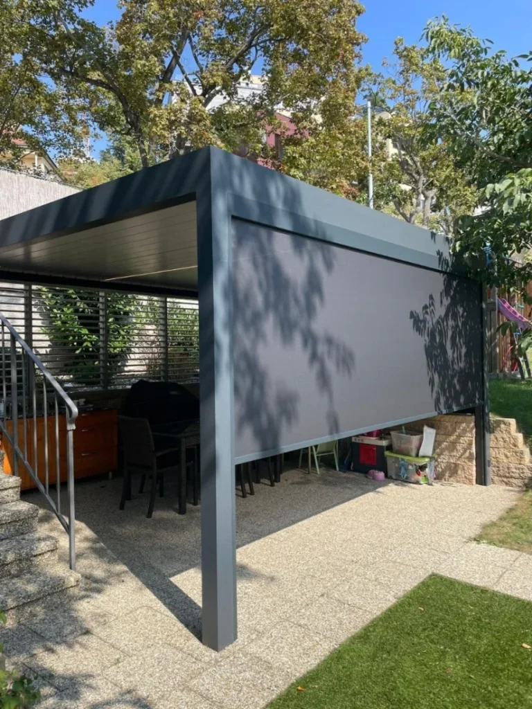 Pergola s boční ZIP screenovou roletou