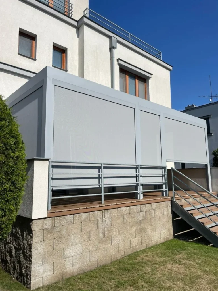 Pergola s bočními ZIP screenovými roletami