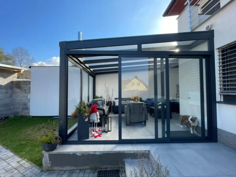 Moderní prosklená pergola v zahradě rodinného domu