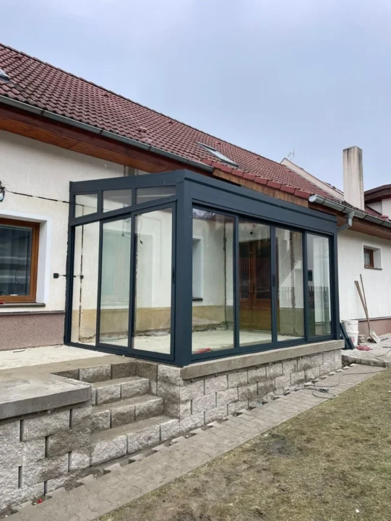 Prosklená terasa přistavěná k rodinnému domu