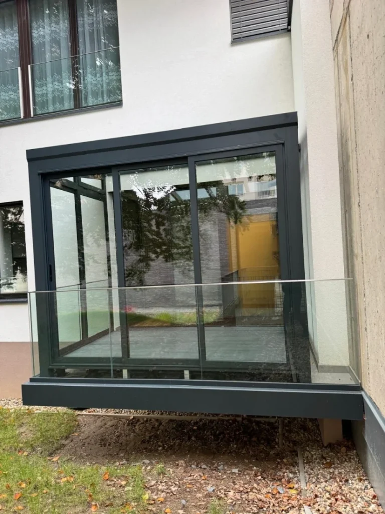 Prosklená terasa přistavěná k modernímu domu