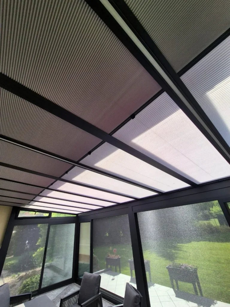 Detail střešního stínění prosklené terasy