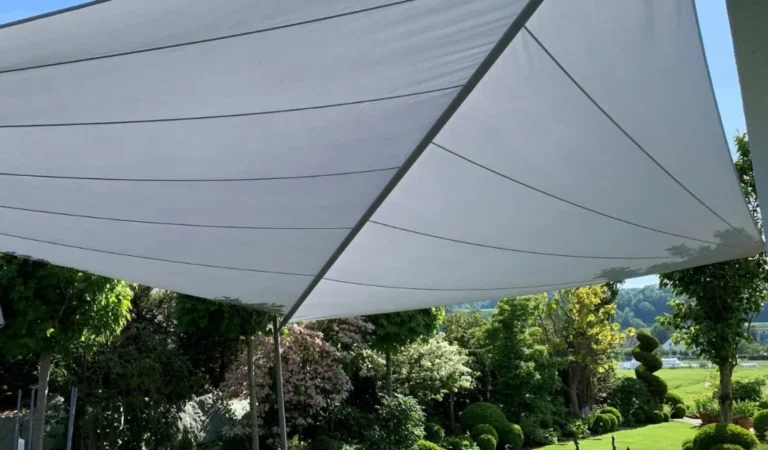 Detail bílé napínané stínicí plachty nad terasou