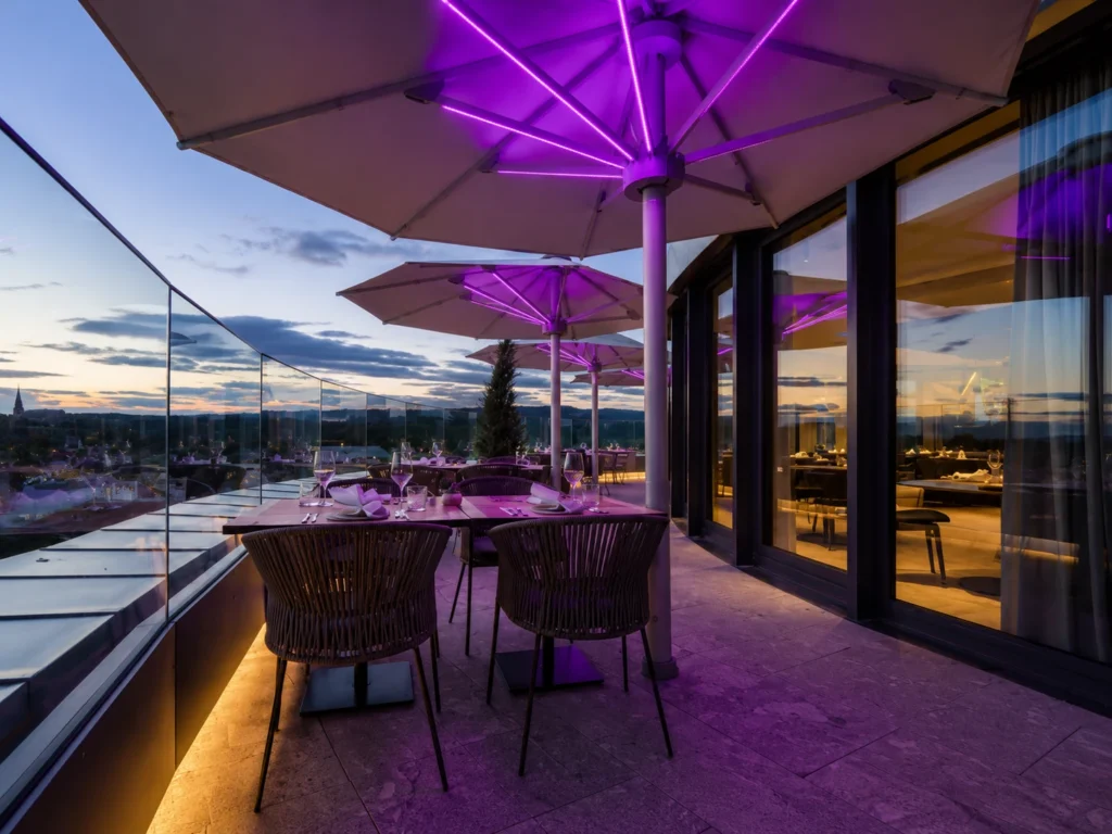 Velké slunečníky s osvětlením nad restaurační terasou