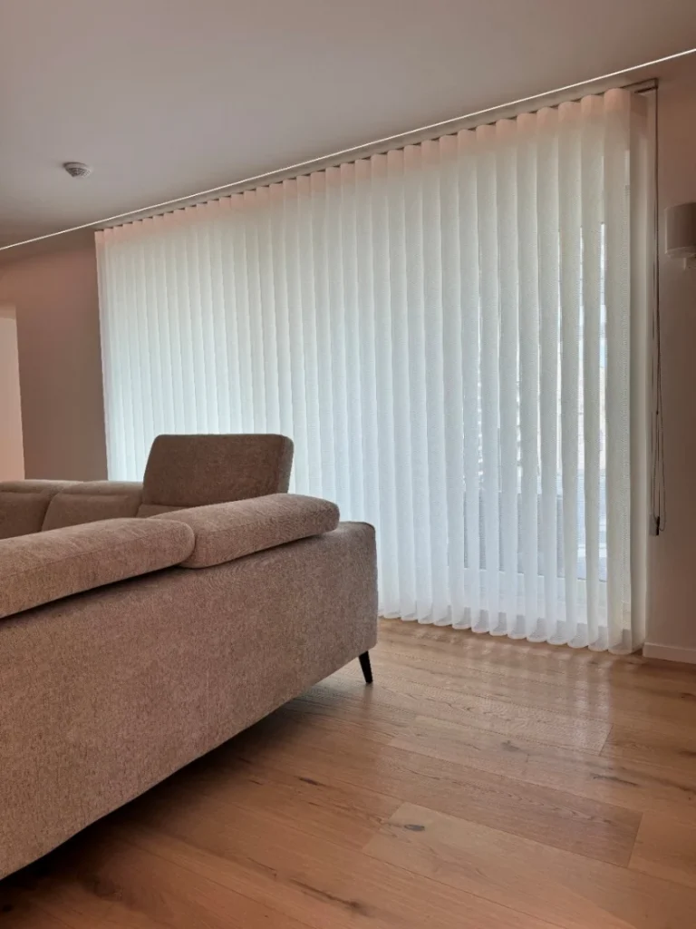 Světlé vertikální žaluzie v moderním obývacím pokoji