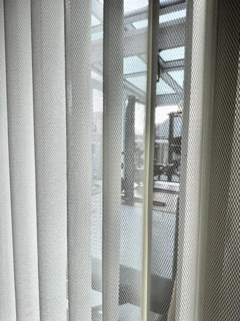 Detail vertikálního látkového stínění prosklené stěny
